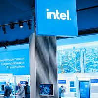 インテルが製造サービスの持ち株比率を51%以下に引き下げた場合、政府は1株20ドルで5%を再取得する権利がある。(画像/X@intelより) インテルが製造サービスの持ち株比率を51%以下に引き下げた場合、政府は1株20ドルで5%を再取得する権利がある。(画像/X@intelより)