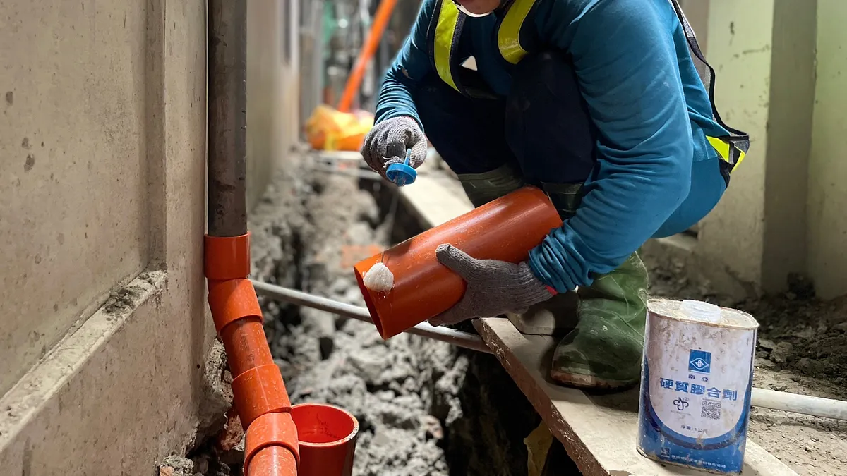 施工人員將生活污水管接入下水道(示意照)。(圖/新北市水利局提供) 施工人員將生活污水管接入下水道(示意照)。(圖/新北市水利局提供)