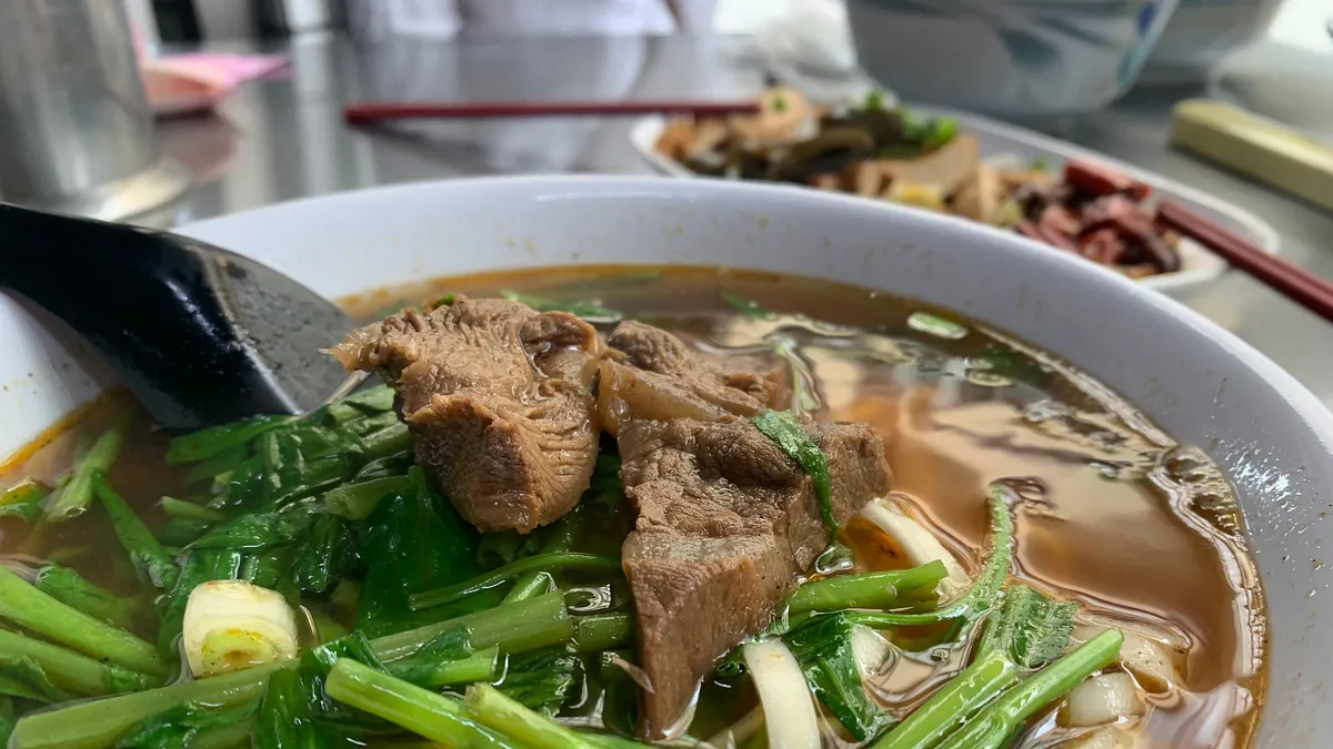 該店的牛肉麵分為小中大三種尺寸,價格為75元、95元、130元。(資料照/梁溶珈攝) 該店的牛肉麵分為小中大三種尺寸,價格為75元、95元、130元。(資料照/梁溶珈攝)