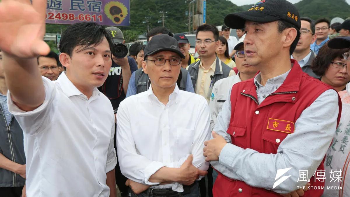 為視察新北市萬里區員潭溪整治工程,新北市長朱立倫(右一)與時代力量立委黃國昌(左一)、行政院長林全(左二)一同到萬里區勘災,六軍團關渡指揮部也派50名官兵支援。 (顏麟宇攝)