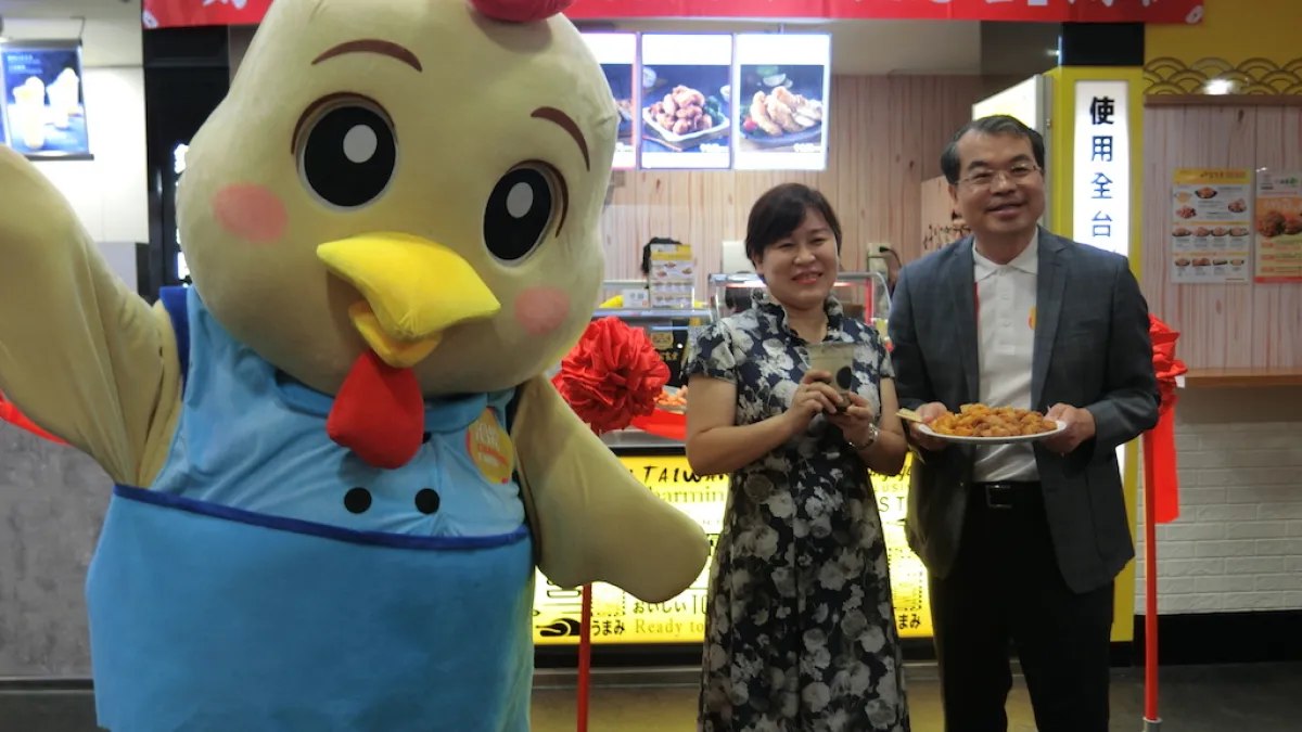 生鮮肉品業者在台中市推出「氣冷式雞肉」作成的炸雞塊,保存雞肉原汁口感。(圖/王秀禾攝)