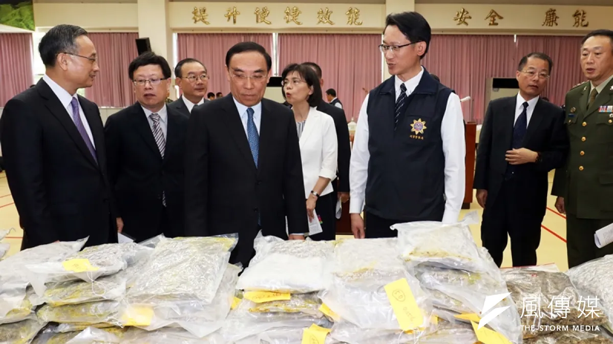 20190902-法務部長蔡清祥(左四)等官員,在記者會現場了解各單位於「安居緝毒專案」的查緝成果。(蘇仲泓攝)