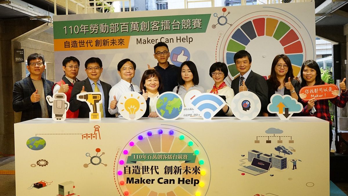 勞動力發展署署長施貞仰與各分署代表及上屆得獎者進行合影。(圖/百萬創客擂台競賽工作小組提供) 勞動力發展署署長施貞仰與各分署代表及上屆得獎者進行合影。(圖/百萬創客擂台競賽工作小組提供)