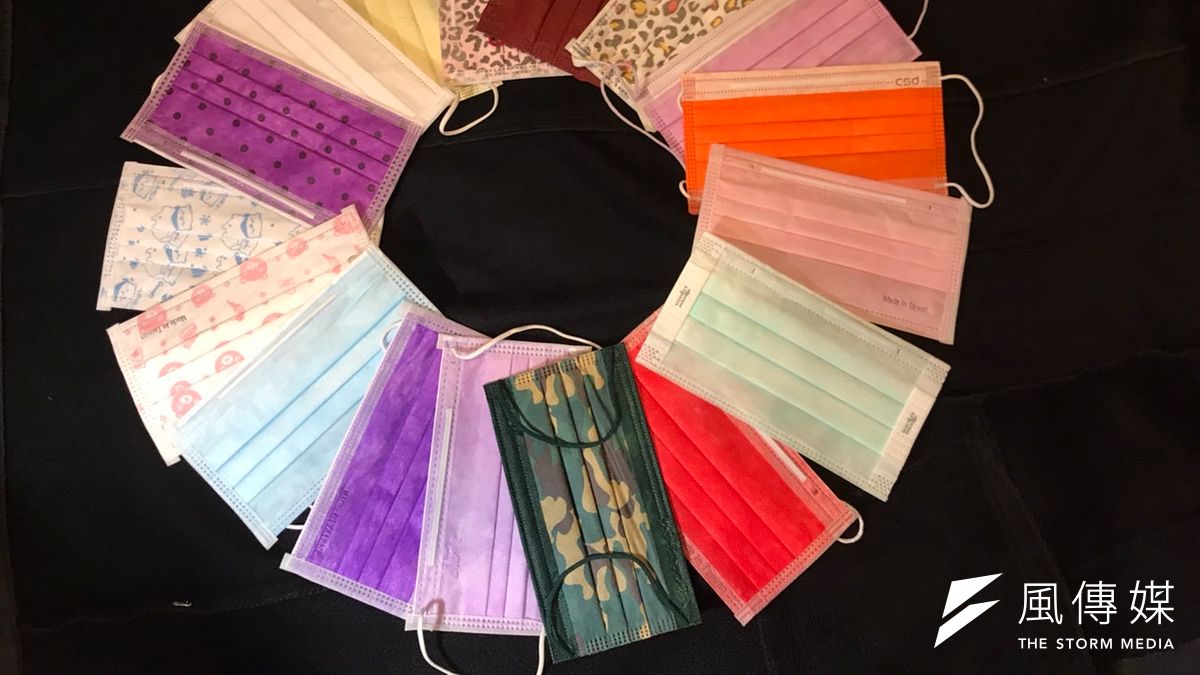 有網友指出部分藥局會提高口罩價格,建議民眾藍色口罩若賣超過300元就不要買,有顏色的口罩到350元都還算合理。(資料照,呂紹煒攝) 有網友指出部分藥局會提高口罩價格,建議民眾藍色口罩若賣超過300元就不要買,有顏色的口罩到350元都還算合理。(資料照,呂紹煒攝)
