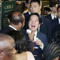 115年國慶酒會登場(2) 中華民國115年國慶酒會10日晚間在台北賓館熱鬧登場,外交部安排多家台灣特色小吃擺攤,總統賴清德(前中)與非洲友邦史瓦帝尼王國國王恩史瓦帝三世(King Mswati Ⅲ)(中左)一同品嚐美食。中央社記者郭日曉攝115年10月10日 115年國慶酒會登場(2) 中華民國115年國慶酒會10日晚間在台北賓館熱鬧登場,外交部安排多家台灣特色小吃擺攤,總統賴清德(前中)與非洲友邦史瓦帝尼王國國王恩史瓦帝三世(King Mswati Ⅲ)(中左)一同品嚐美食。中央社記者郭日曉攝115年10月10日