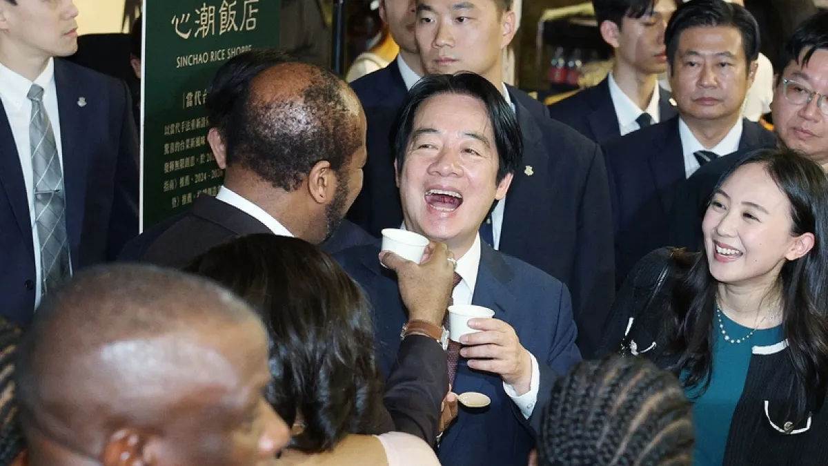 115年國慶酒會登場(2) 中華民國115年國慶酒會10日晚間在台北賓館熱鬧登場,外交部安排多家台灣特色小吃擺攤,總統賴清德(前中)與非洲友邦史瓦帝尼王國國王恩史瓦帝三世(King Mswati Ⅲ)(中左)一同品嚐美食。中央社記者郭日曉攝115年10月10日