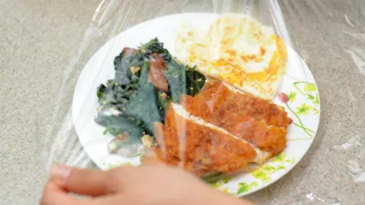 保鮮膜容易被沾到各種油水湯汁,導致回收機率大大降低,所以只能以一般垃圾處理。(示意圖/取自photo-ac)