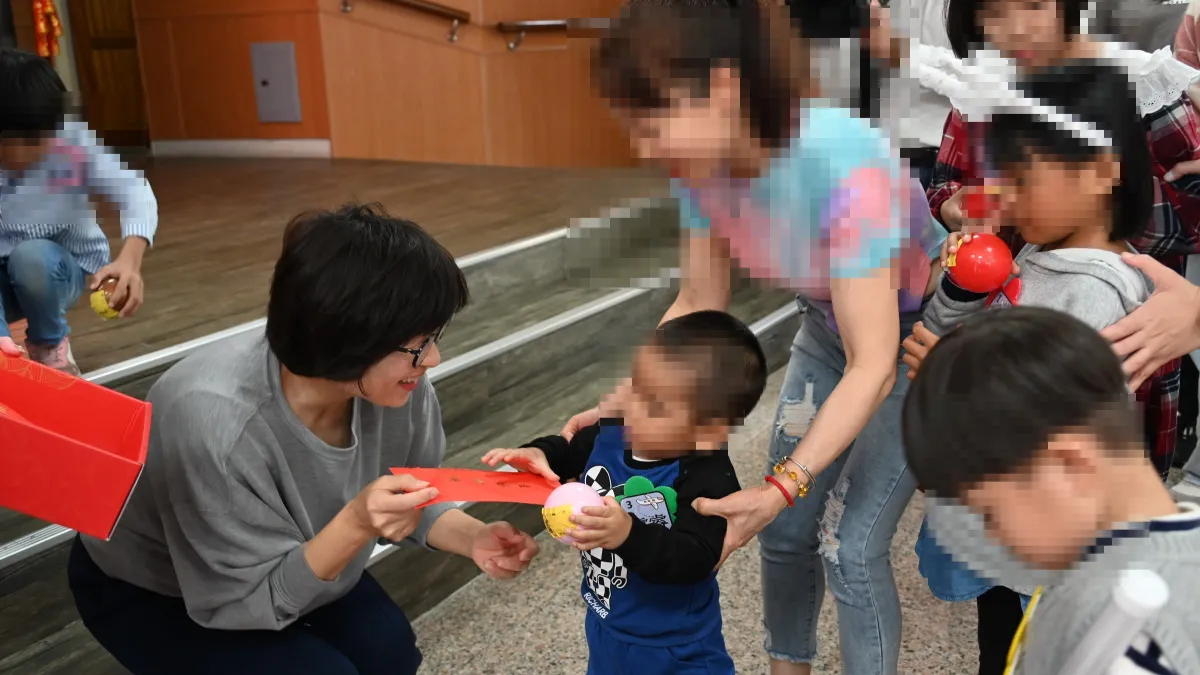 臺東縣長饒慶鈴與受監護兒少聚餐,並發放紅包給孩子。(圖/臺東縣政府社會處提供)