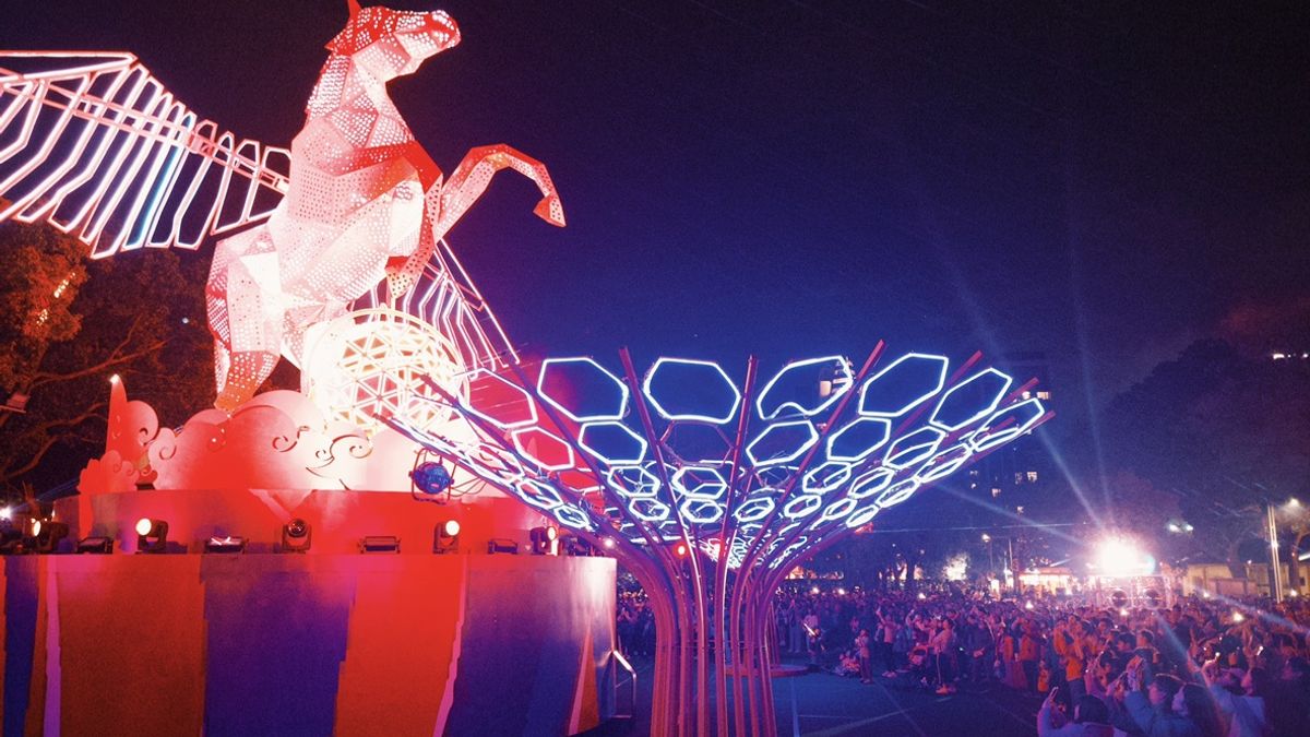 5天狂吸65萬人!桃園燈會「13米飛馬主燈」震撼全網,免費小火車成最強溜孩神位