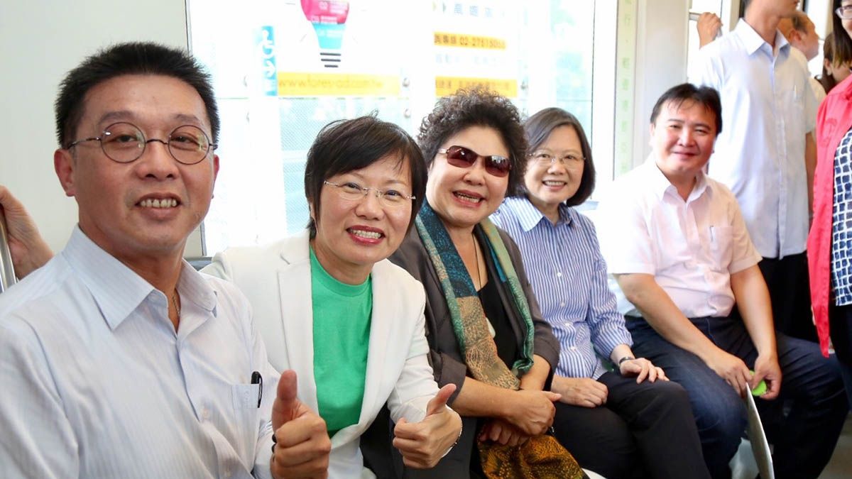 陳菊陪同總統搭乘輕軌 聽取捷運黃線簡報 陳菊陪同總統搭乘輕軌 聽取捷運黃線簡報