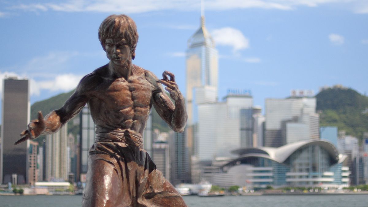 李小龍將武術融入禪學,研讀百家的招數卻不拘泥於形式,獨創的功夫令他所向披靡。(圖 / wikimedia commons) 李小龍將武術融入禪學,研讀百家的招數卻不拘泥於形式,獨創的功夫令他所向披靡。(圖 / wikimedia commons)