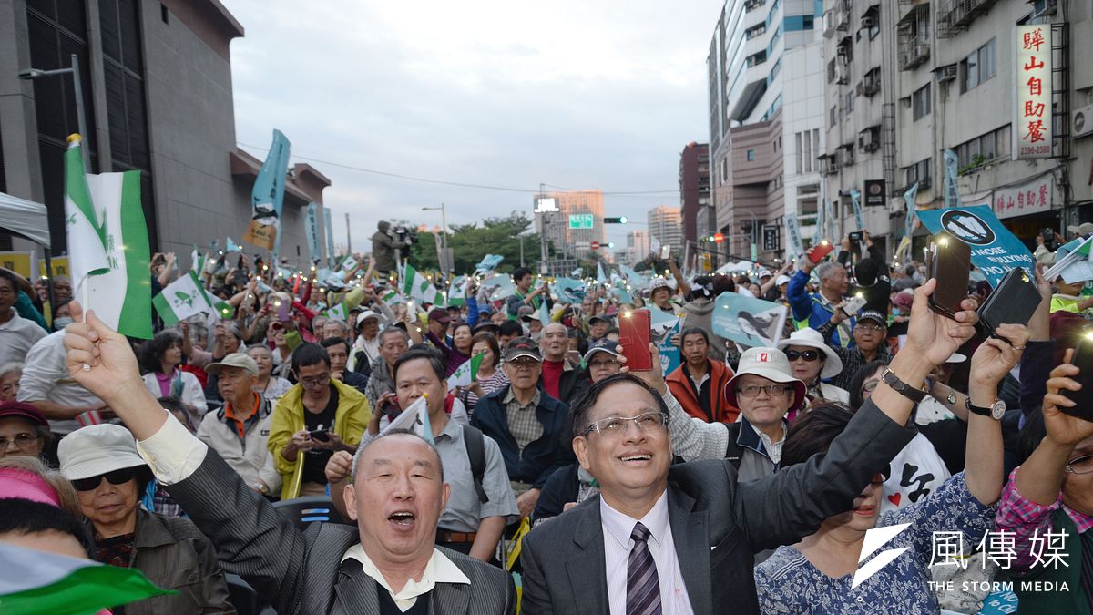 喜樂島聯盟即將正式「組黨」,推出區域及不分區立委,更不排除推出總統人選,恐衝擊民進黨選情。圖為喜樂島聯盟日前舉行全民公投反併吞遊行。(資料照,甘岱民攝) 喜樂島聯盟即將正式「組黨」,推出區域及不分區立委,更不排除推出總統人選,恐衝擊民進黨選情。圖為喜樂島聯盟日前舉行全民公投反併吞遊行。(資料照,甘岱民攝)