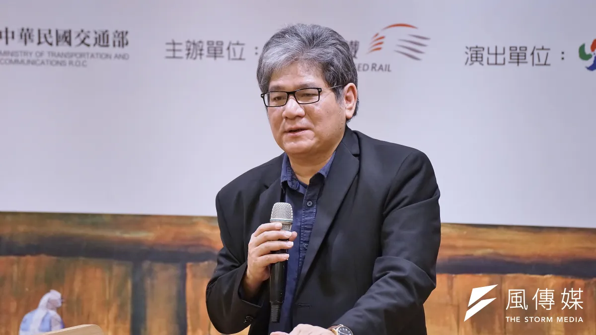 台灣高鐵4日舉行「台灣高鐵公益藝文饗宴」記者會,紙風車劇團總監李永豐致詞。(盧逸峰攝)