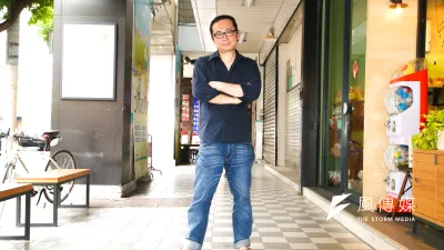 以「用九柑仔店」在金漫獎雙料獲獎的漫畫家阮光民表示,自己雖然可以畫熱血漫畫,但卻無法獲得滿足,而日常生活小品則是注重細微的情感,「如果善於這樣的事就去做嘛!」(陳明仁攝)