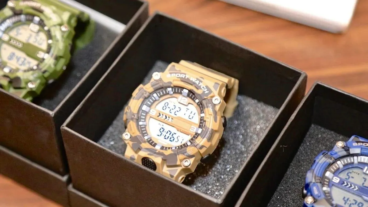 根據不同兵種,有3種不同迷彩色的手錶。(圖/翻攝自盧秀燕臉書) 根據不同兵種,有3種不同迷彩色的手錶。(圖/翻攝自盧秀燕臉書)