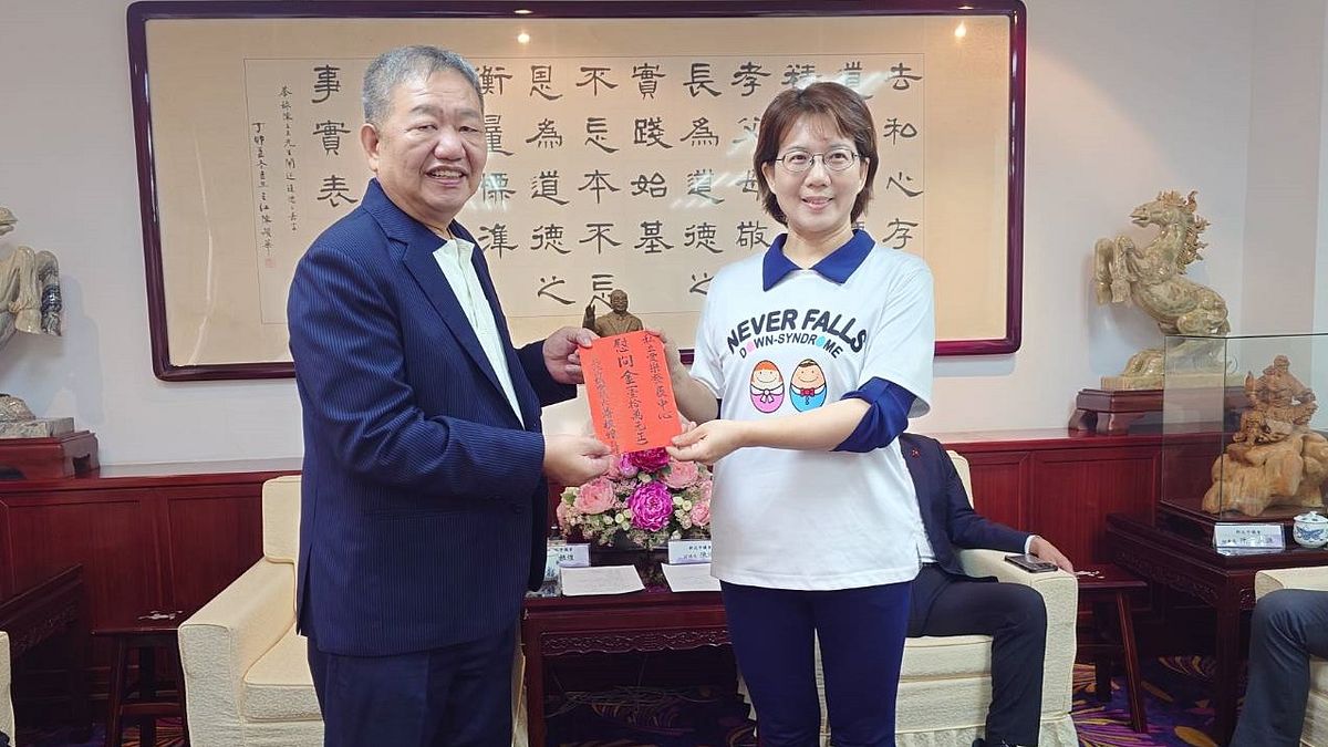 新北市議長蔣根煌(左)今(25)日邀集轄內多個社福單位代表至議會茶敘,傾聽弱勢需求並致贈慰問金。(圖/新北市議會提供) 新北市議長蔣根煌(左)今(25)日邀集轄內多個社福單位代表至議會茶敘,傾聽弱勢需求並致贈慰問金。(圖/新北市議會提供)