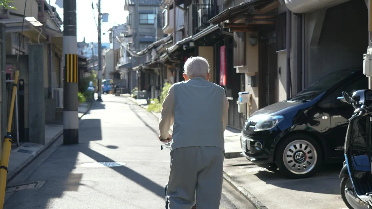 一名 73 歲的 A 先生,即便住在都心靜謐地段的高層豪宅頂樓,身著名牌、儀表非凡,卻正悄悄地陷入財務窘境,家計瀕臨週轉不靈。(示意圖/取自pexels)