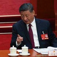 2025年3月5日、中国国家主席習近平が北京人民大会堂で全国両会の開幕式に参加。(AP通信) 2025年3月5日、中国国家主席習近平が北京人民大会堂で全国両会の開幕式に参加。(AP通信)