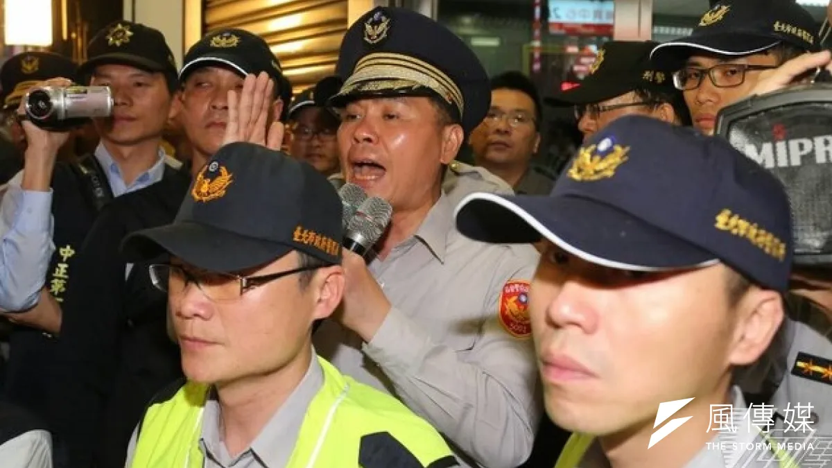 中正一分局長方仰寧驅離公投盟引發爭議,臉書上出現支持與譴責兩方較勁。(余志偉攝)