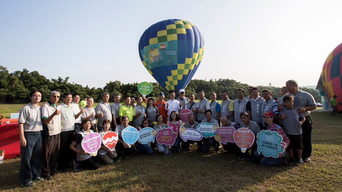 新竹市政府26日邀請各界來賓率先體驗熱氣球繫留升空。(圖/新竹市政府提供) 新竹市政府26日邀請各界來賓率先體驗熱氣球繫留升空。(圖/新竹市政府提供)