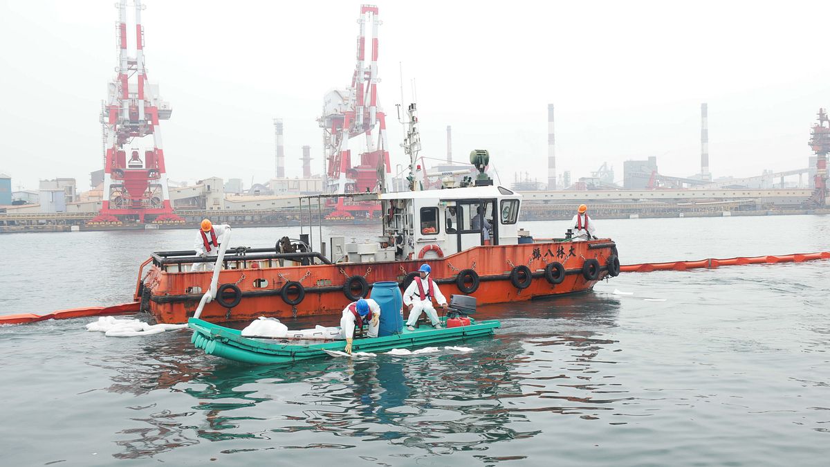 高雄市政府海洋局為強化海洋油污染緊急應變處置,舉辦海洋油污染及防恐緊急應變演習。(圖/高雄市政府海洋局提供) 高雄市政府海洋局為強化海洋油污染緊急應變處置,舉辦海洋油污染及防恐緊急應變演習。(圖/高雄市政府海洋局提供)