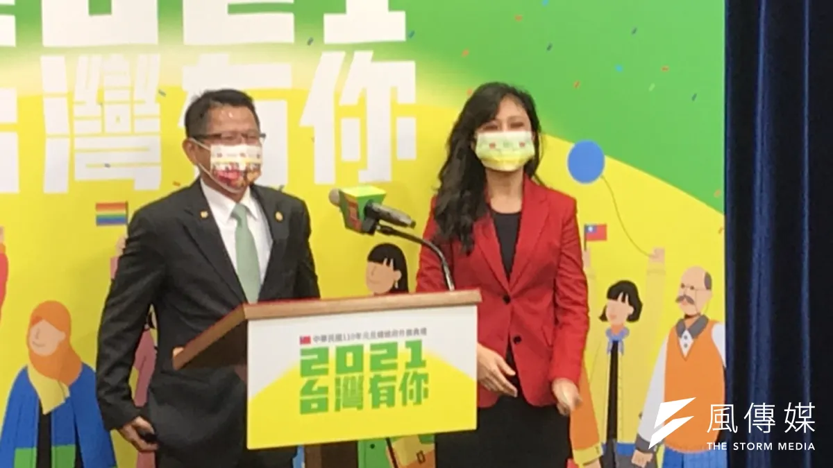 總統府發言人Kolas Yotaka(右)表示,明年元旦升旗典禮目前規劃持續辦理。(黃信維攝)