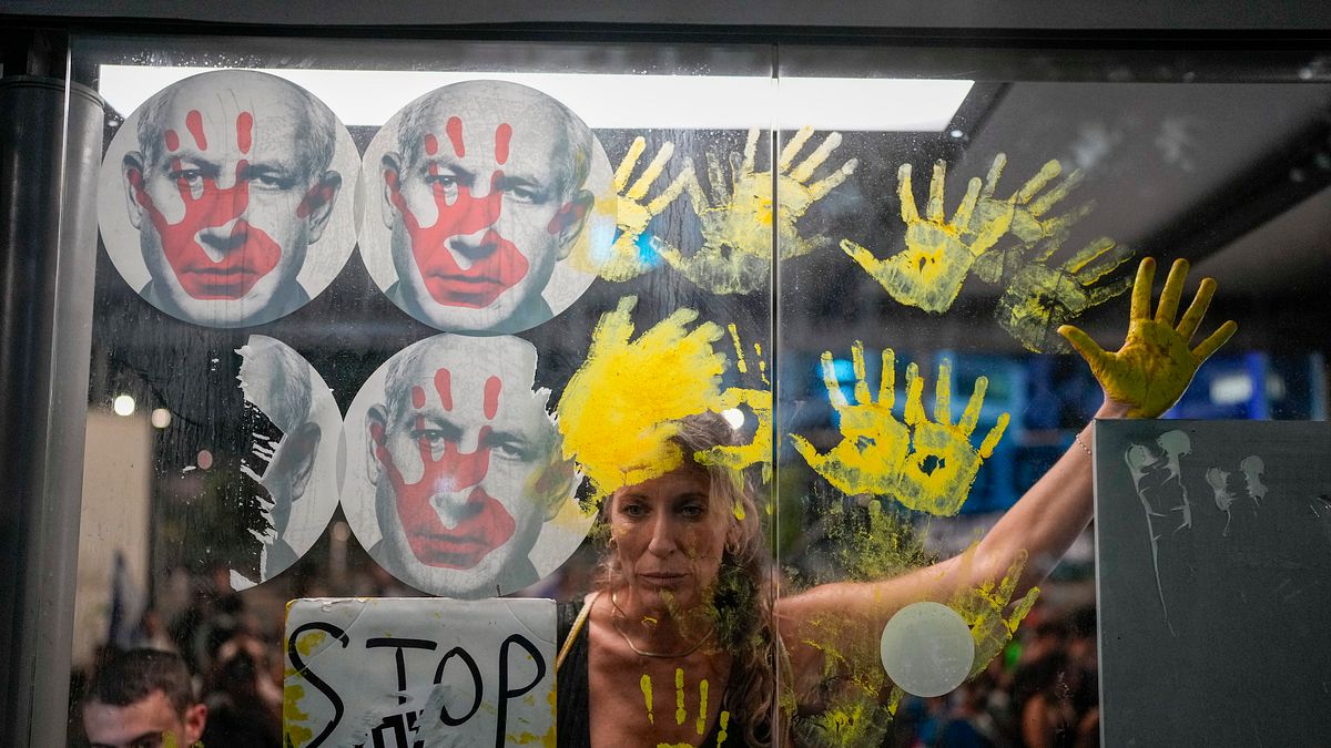 2024年9月5日。在以色列特拉維夫舉行的要求達成停火協議並立即釋放哈馬斯扣留的人質的集會上,示威者在以色列總理納坦雅胡的照片上留下手印。(美聯社) 2024年9月5日。在以色列特拉維夫舉行的要求達成停火協議並立即釋放哈馬斯扣留的人質的集會上,示威者在以色列總理納坦雅胡的照片上留下手印。(美聯社)