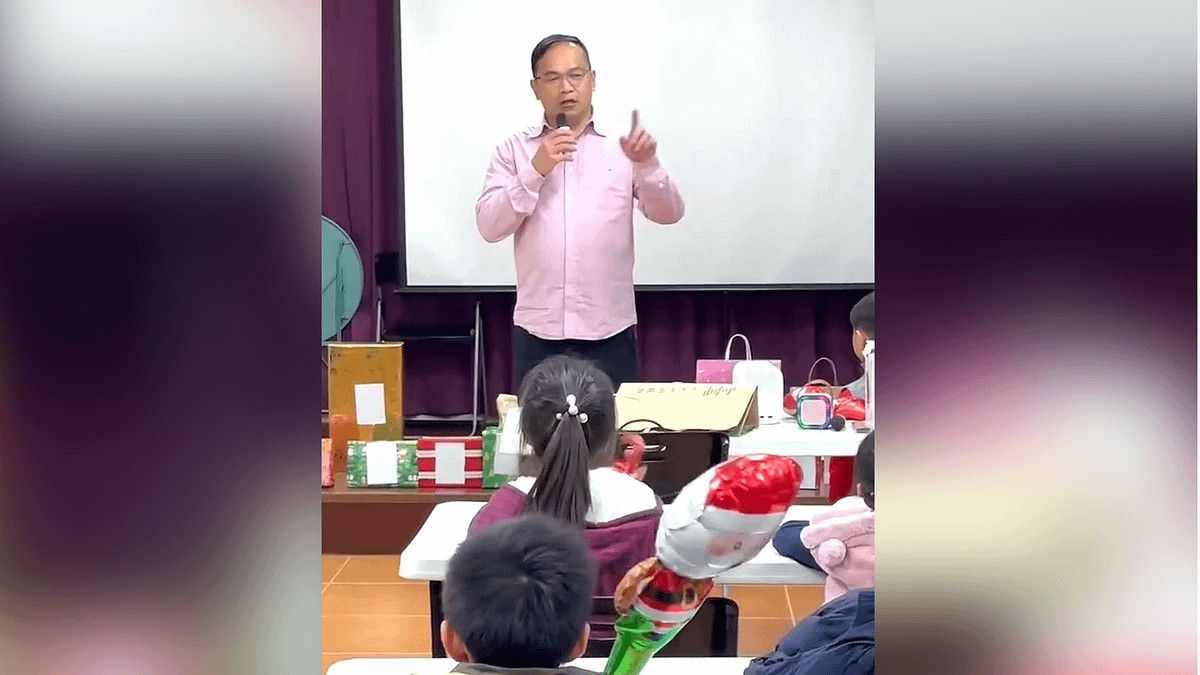 民進黨政策會執行長王義川2024年12月向幼童宣講「藍白惡修三法」,更稱「教育要從小做起」,灌輸兒童政治教育。(截自王義川Threads) 民進黨政策會執行長王義川2024年12月向幼童宣講「藍白惡修三法」,更稱「教育要從小做起」,灌輸兒童政治教育。(截自王義川Threads)