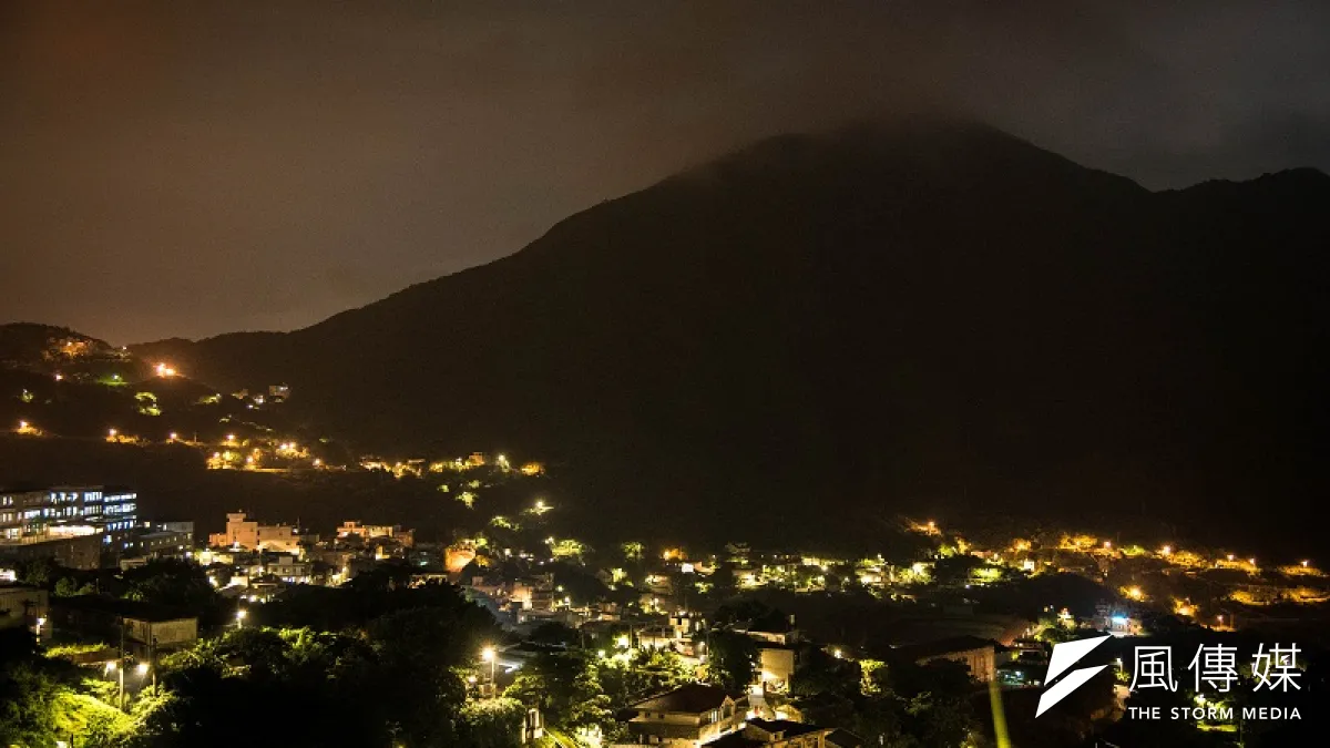 金瓜石夜景,背後是基隆山,金瓜石又被稱為黃金山城。(洪滋敏攝)