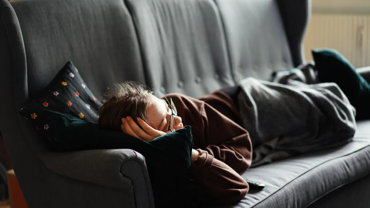 你也是一回家就躺沙發的人?坐姿不正確恐引發神經疾病。(圖/Unsplash)