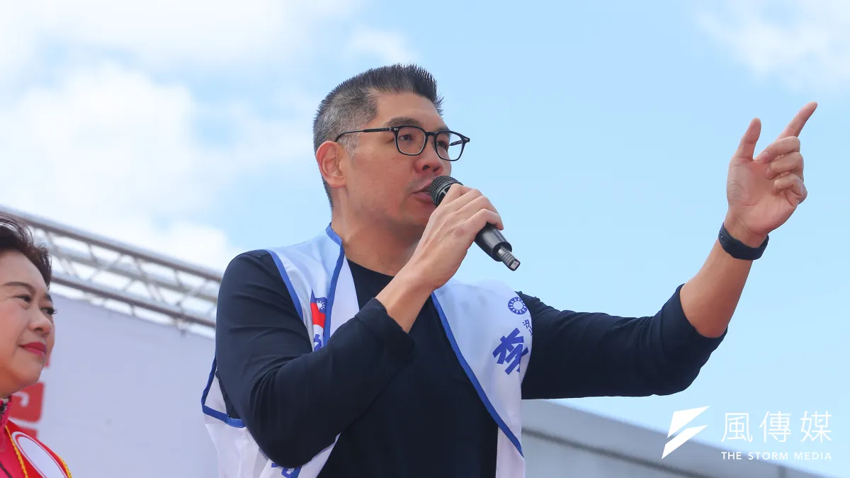 選戰最後倒數,國民黨候選人韓國瑜9日在凱道造勢,現場滿是支持群眾。國民黨中央委員連勝文(見圖)也在造勢現場,他於今日在臉書發出照片,並呼籲選民「不用喜歡韓國瑜、國民黨」,但投給韓國瑜,台灣才有可能改變。 (資料照,顏麟宇攝)