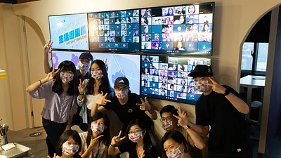 Fourdesire 團隊在線上與百位使用者大合照(圖片來源:Fourdesire)