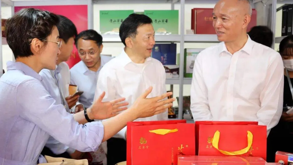 北京市委書記蔡奇,在中共二十大晉升入常主掌中央書記處,再度跌破外界眼鏡。圖為蔡奇擔任中共北京市委書記時(右),攝於2020年6月。(網路截圖)