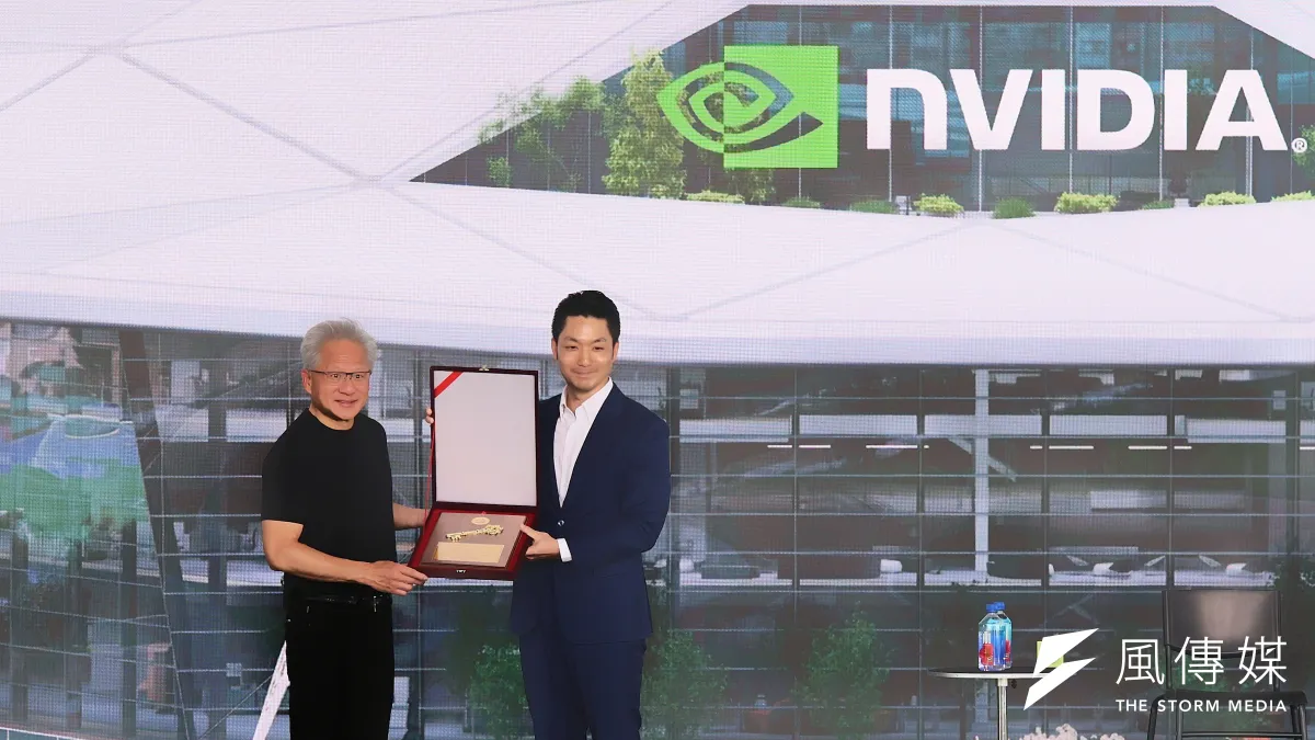 台北市長蔣萬安(右起)27日在輝達台灣員工大會上,致贈輝達執行長黃仁勳「台北之鑰」。(柯承惠攝)
