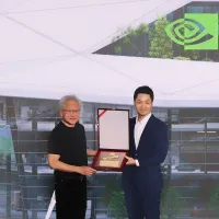 台北市の蔣万安市長(右)は27日、NVIDIAの台湾従業員大会で、同社の黄仁勲(ジェンスン・フアン)CEOに「台北の鍵」を贈呈した。(写真/柯承恵撮影) 台北市の蔣万安市長(右)は27日、NVIDIAの台湾従業員大会で、同社の黄仁勲(ジェンスン・フアン)CEOに「台北の鍵」を贈呈した。(写真/柯承恵撮影)