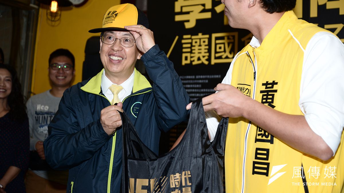 民進黨副總統候選人陳建仁出席黃國昌總部記者會,陳馬上從黃贈送的暖暖袋中拿起鴨舌帽試戴。(林俊耀攝) 民進黨副總統候選人陳建仁出席黃國昌總部記者會,陳馬上從黃贈送的暖暖袋中拿起鴨舌帽試戴。(林俊耀攝)