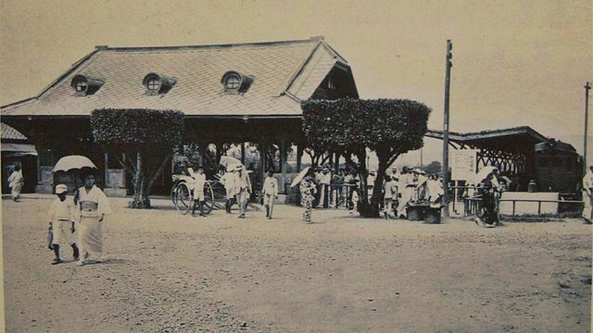 張哲生在臉書po出一張老照片,重現新北投車站擴建之前的原始面貌。(取自張哲生臉書) 張哲生在臉書po出一張老照片,重現新北投車站擴建之前的原始面貌。(取自張哲生臉書)