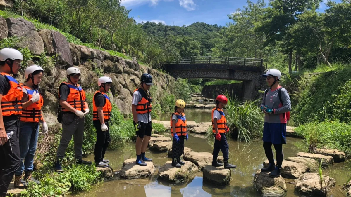 六福旅遊集團為搶攻暑假尾聲商機,針對6至12歲的小朋友,與中研院專家合作舉辦「兒童生態體驗營隊」,爸媽只要將孩子送到飯店交給專家,就能安心放空去。(圖/六福旅遊集團提供)