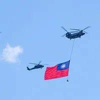 10日、総統府前で行われた第114回国慶大会。国旗を吊り下げたチヌークを、ブラックホーク2機が護衛飛行。(写真/劉偉宏撮影) 10日、総統府前で行われた第114回国慶大会。国旗を吊り下げたチヌークを、ブラックホーク2機が護衛飛行。(写真/劉偉宏撮影)