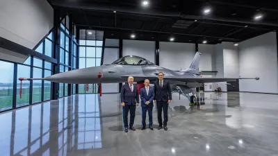 徐斯儉(中)與俞大㵢 (左)、田忠儀(右)一同於完成組裝之F-16V BLK70戰機前合影留念。(國防部提供)