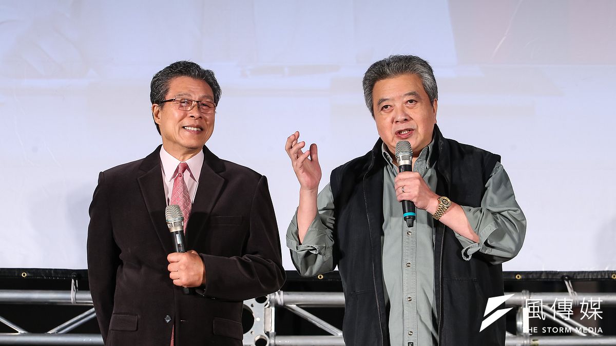 《國際橋牌社》3日於露天放映,劇情以前總統李登輝就職前夕為背景,環繞劇中總統黎清波(左,楊烈飾)與國防部長楚長青(右,林在培飾)的政治角力。(顏麟宇攝) 《國際橋牌社》3日於露天放映,劇情以前總統李登輝就職前夕為背景,環繞劇中總統黎清波(左,楊烈飾)與國防部長楚長青(右,林在培飾)的政治角力。(顏麟宇攝)