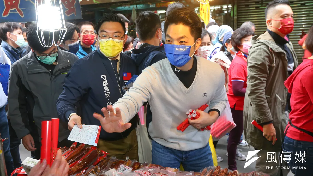 國民黨立委蔣萬用剩食親手製作「續食鹹派」,希望能推廣不浪費食物的觀念,圖為蔣萬安7日至草埔市場發送春聯。(顏麟宇攝)