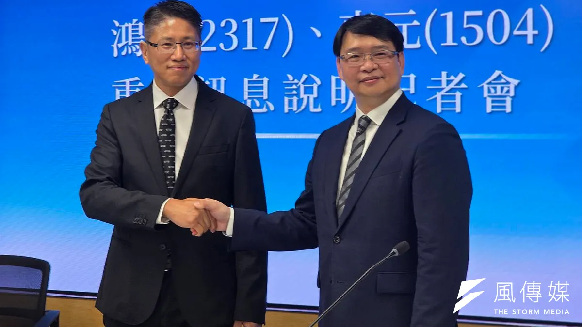 鴻海副總巫俊毅(左)與東元處長簡世雄(右)一同出席證交所重訊記者會。(魏鑫陽攝) 鴻海副總巫俊毅(左)與東元處長簡世雄(右)一同出席證交所重訊記者會。(魏鑫陽攝)