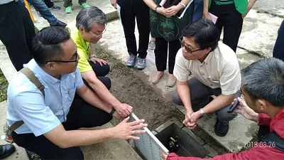教育部長葉俊榮(米色衣服者)前往高雄市旗山國中勘災。(教育部提供)