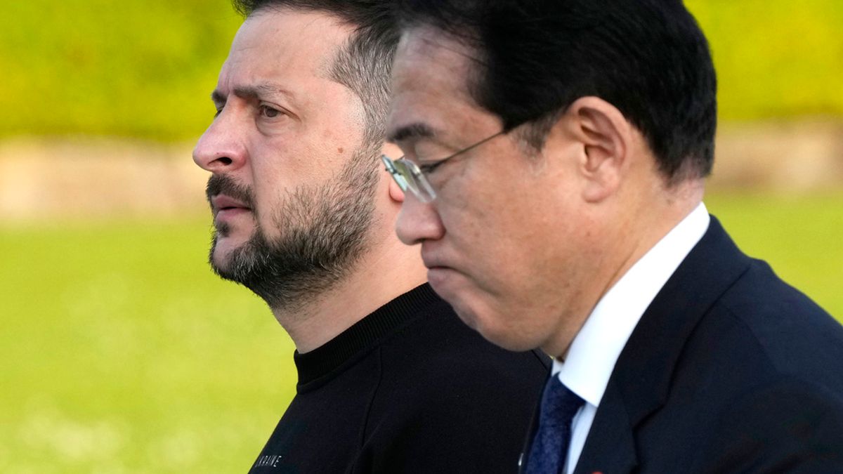 2023年5月21日,在日本首相岸田文雄的陪同下,烏克蘭總統哲連斯基參訪廣島和平紀念公園的原子彈死難者紀念碑。(美聯社) 2023年5月21日,在日本首相岸田文雄的陪同下,烏克蘭總統哲連斯基參訪廣島和平紀念公園的原子彈死難者紀念碑。(美聯社)