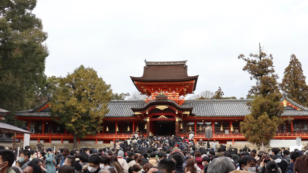 日本京都府海、森、茶、竹四個地區,當地人在新年的第一天都會到寺廟神社參拜祈願。(圖/京都府觀光連盟提供)