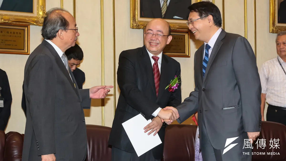 民進黨新科立委郭正亮(中)2日於立法院宣誓就職,右為立法院祕書長林志嘉,左為民進黨立院總召柯建銘。(顏麟宇攝)