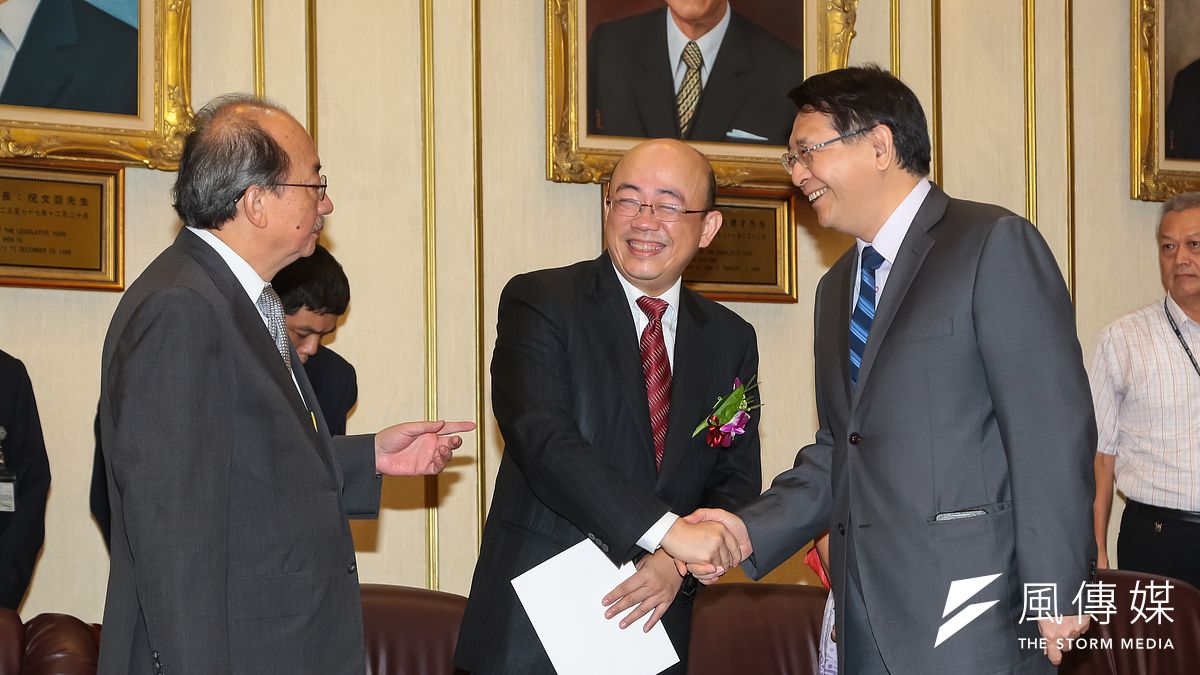 民進黨新科立委郭正亮(中)2日於立法院宣誓就職,右為立法院祕書長林志嘉,左為民進黨立院總召柯建銘。(顏麟宇攝) 民進黨新科立委郭正亮(中)2日於立法院宣誓就職,右為立法院祕書長林志嘉,左為民進黨立院總召柯建銘。(顏麟宇攝)