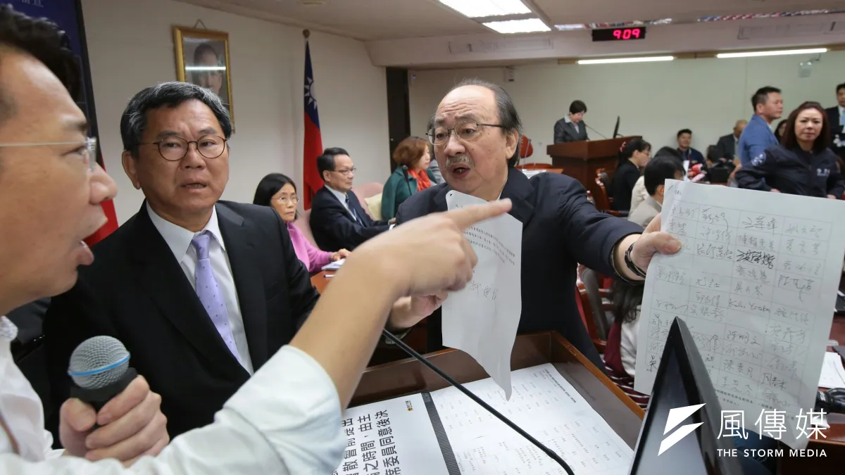 立法院福衛委員會20日審查勞基法一例一休修正草案,陳明文上前拍肩勸阻佔領質詢台的徐永明,反遭徐永明回嗆,「不要摸我!我不是張花冠。」(顏麟宇攝)