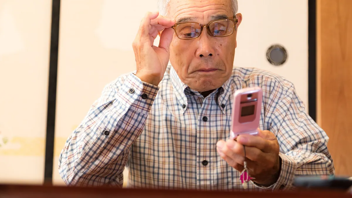 為了防堵業務員亂賣保單給銀髮族,金管會陸續修正相關規定,9大新制將於10月上路。(示意圖,非當事人/すしぱく@pakutaso)